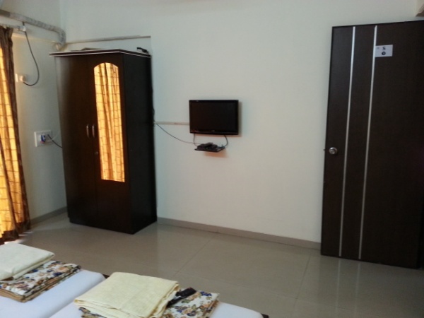 1,2,3 bhk on rent at Linking road Bandra near KFC,Mc Donalds