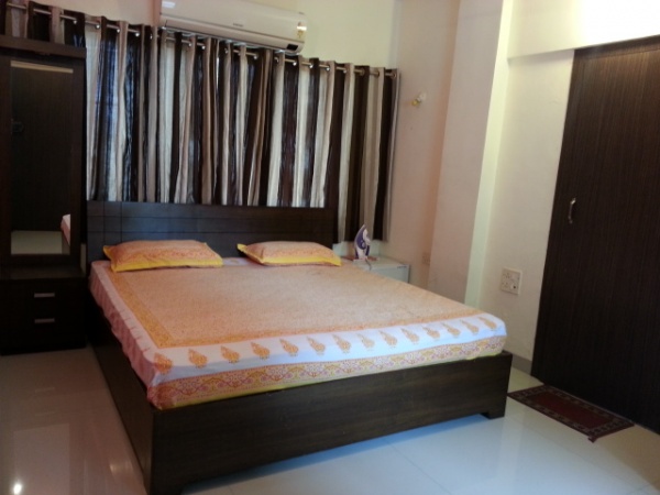 Khar cater road short term apartment rental Mumbai