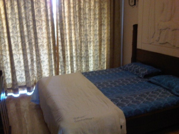 Pali hill apartment share pg rooms near Monisha jaising showroom,candies,Juice